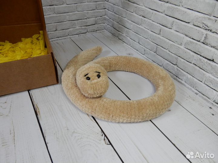 Змейка - вязанная плюшевая игрушка