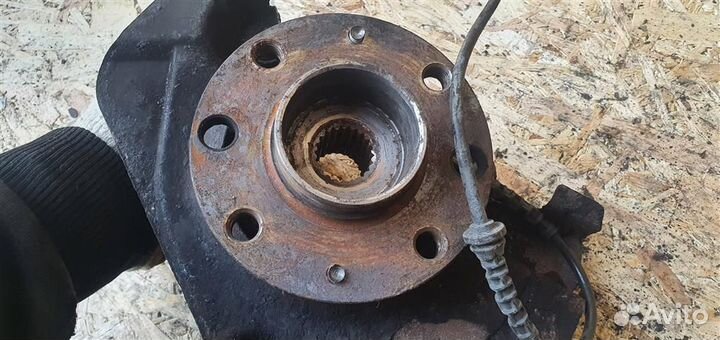 Кулак поворотный передний правый Opel Corsa D 200