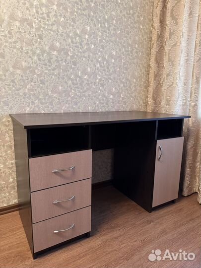 Стол и тумбочка