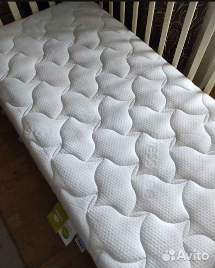 Детская кроватка и пеленальный комод