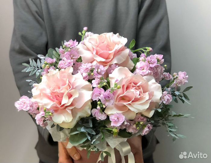 Букет с розами и маттиолой