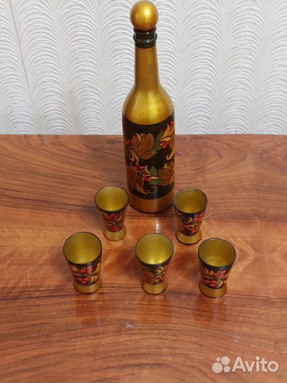 Бутылка стеклянная с деревянными стопками