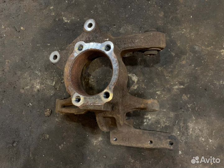 Цапфа (кулак поворотный) задняя левая Ssangyong