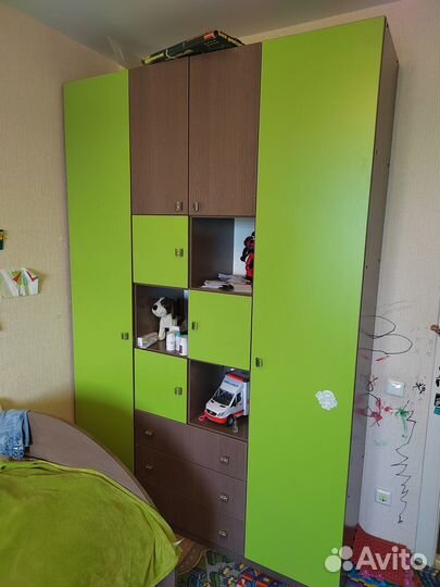 Детская кровать, шкаф и письменный стол