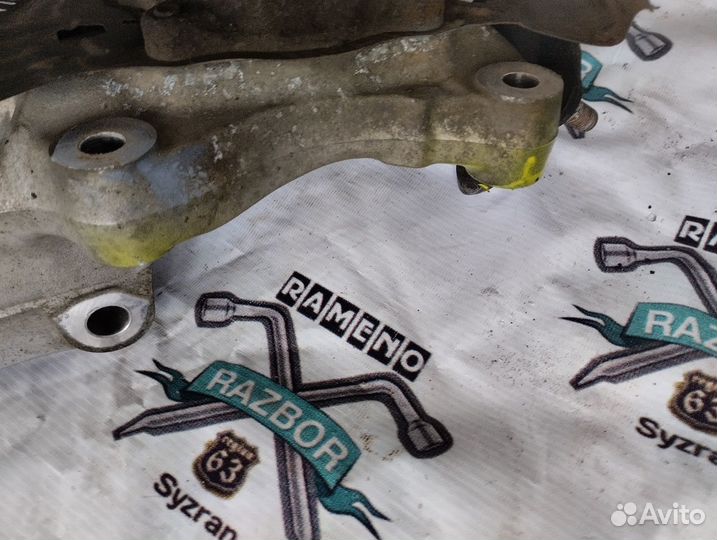 Кулак левый Toyota Prius 30