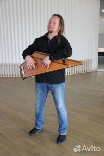 Музыкальный руководитель по гуслям