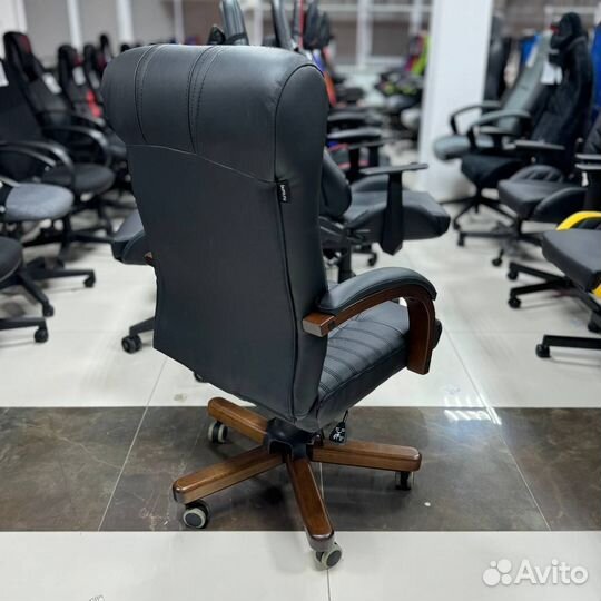Офисное кресло