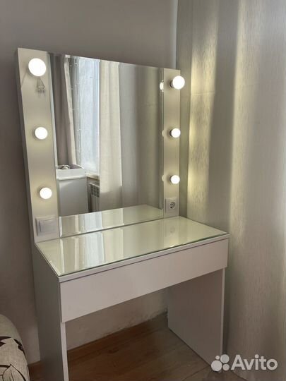 Туалетный столик с зеркалом белый