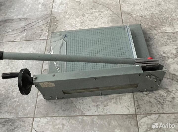 Гильотинный резак для бумаги