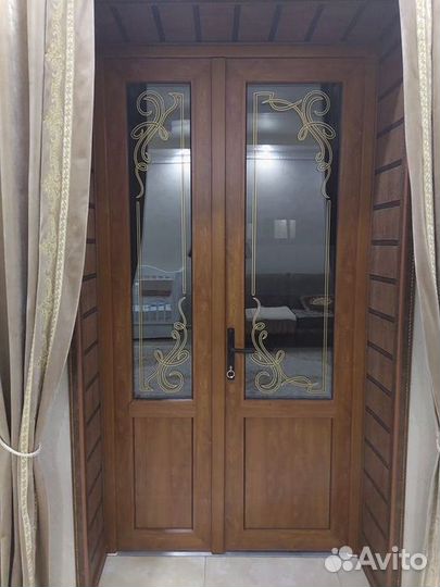 Пластиковая дверь