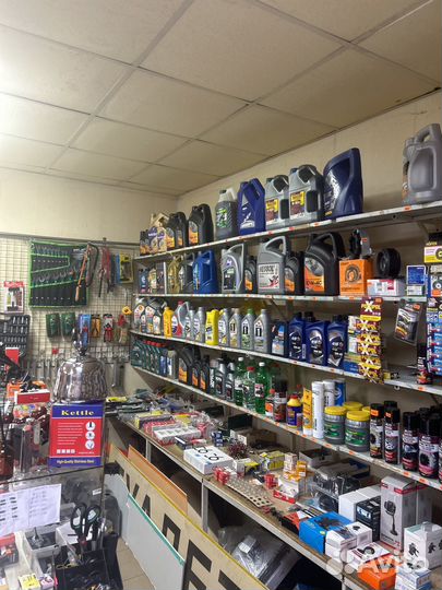 Продавец автозапчастей