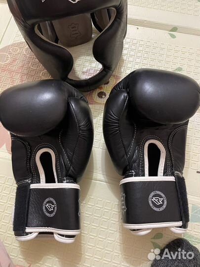 Боксерские перчатки,шлем