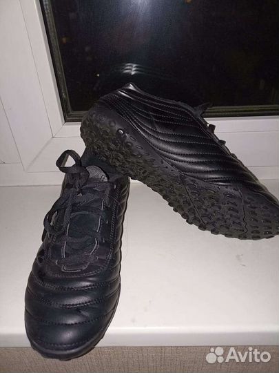 Футбольные бутсы adidas