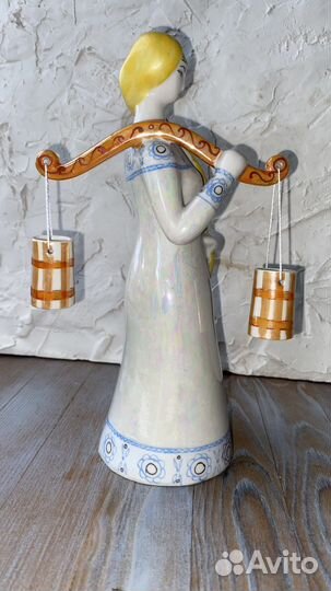 Статуэтка фарфоровая Девушка с коромыслом Бронница