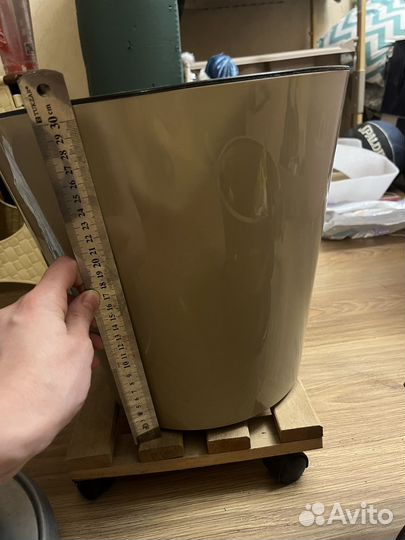 Большой пластиковый горшок для цветов