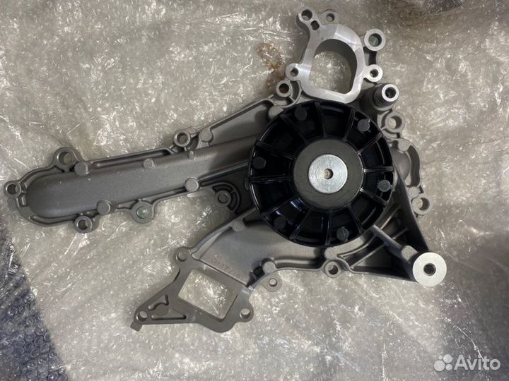 Насос водяной Mercedes-Benz C-Class W205