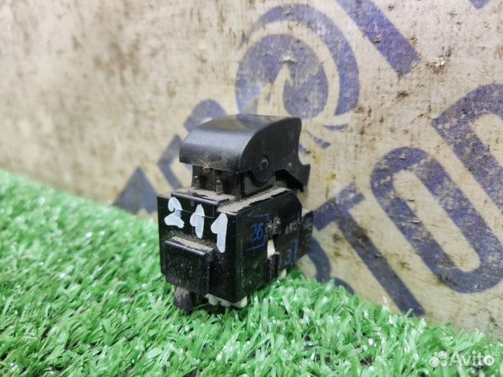 Кнопка стеклоподъемника передняя правая Toyota