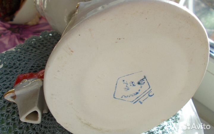 Статуэтка - кувшин 