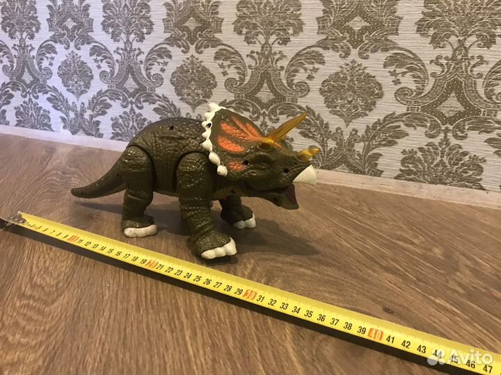 Динозавр на пульте управления