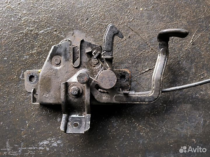 Замок капота на Kia opirus 1 рестайлинг