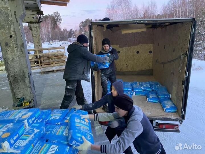 Грузчики. Подъем материалов