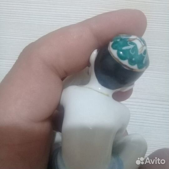 Фарфоровая статуэтка: