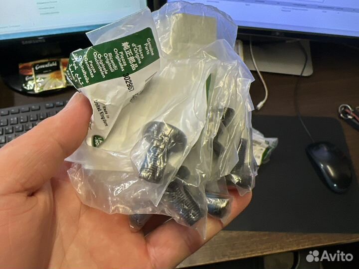 Болт спинки сидения