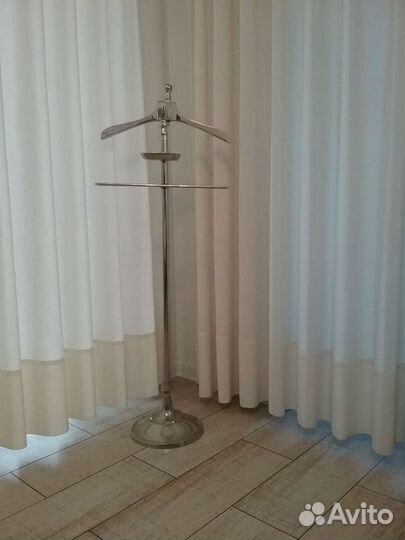 Дизайнерская металлическая вешалка для костюма