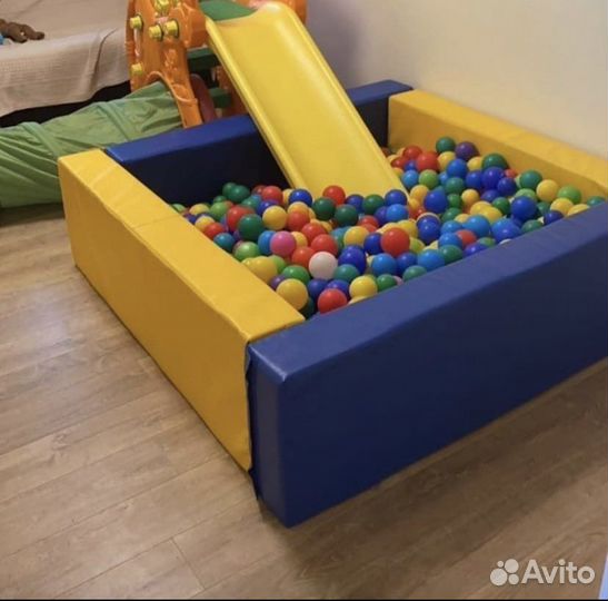 Бассейн с шариками и горка в ареnду