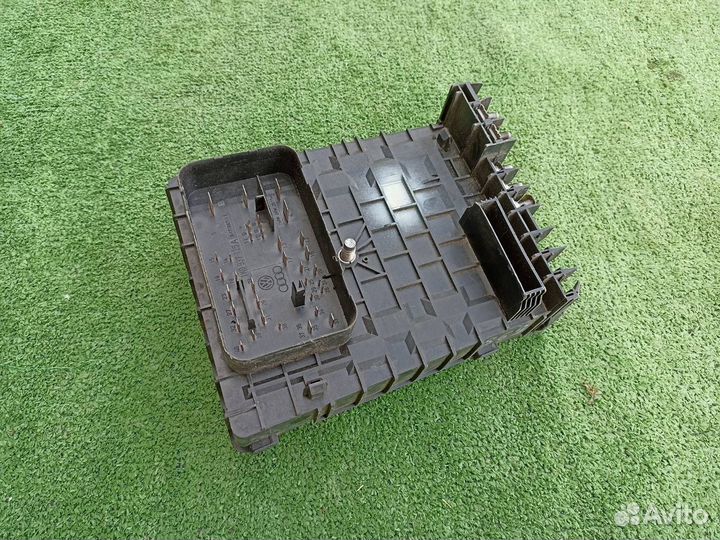 Блок предохранителей Volkswagen Jetta седан 1.6