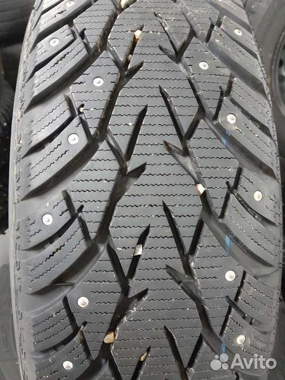 Royal Black Royal Stud 215/65 R16