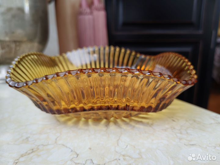 Старинная ваза / салатник из медового стекла
