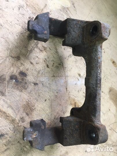 Скоба суппорта переднего левого Renault Laguna 2