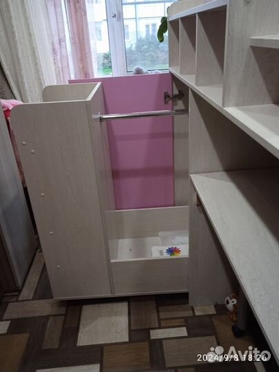 Детская кровать чердак со столом и шкафом