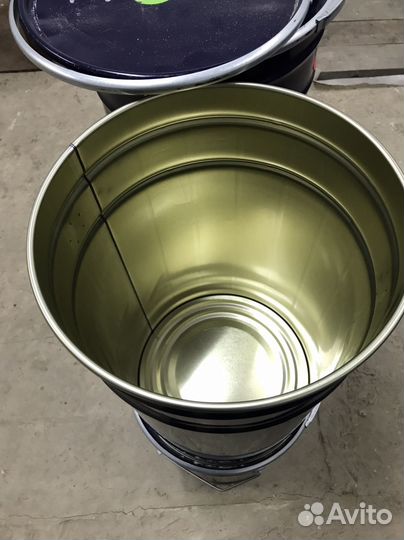 Железное ведро с крышкой