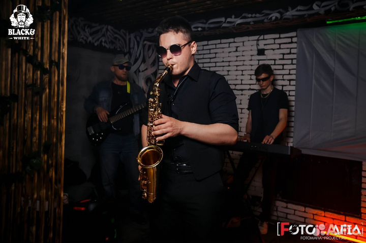 Саксофонист на праздник