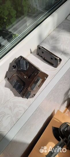 Замок дверной накладной