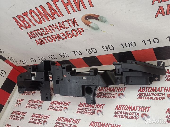 Кронштейн обшивки багажника левый Ягуар Ф-пайс