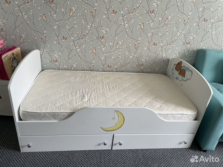 Комплект детской мебели: кровать, матрас и комод