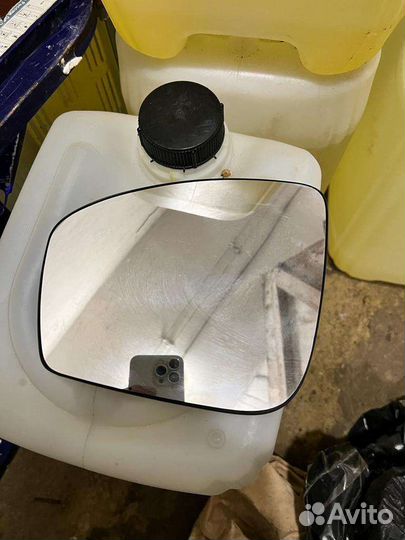 Зеркальный элемент и значок