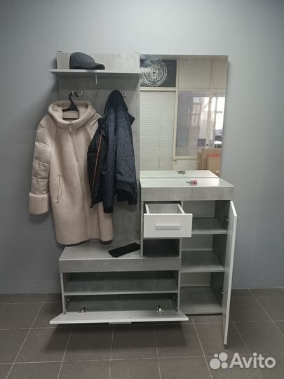 Современная прихожая с зеркалом