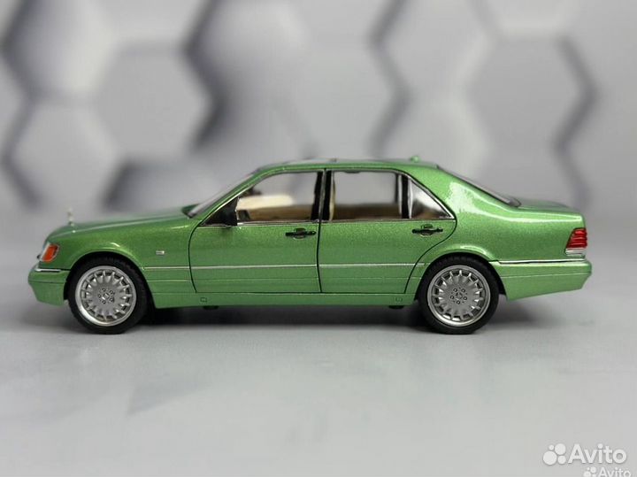 Модель машины Mercedes-Benz W140 1:24 зелёная