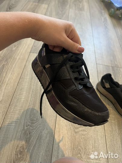 Кроссовки женские