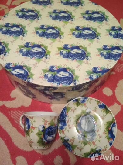Чайники и чашки фарфоровые