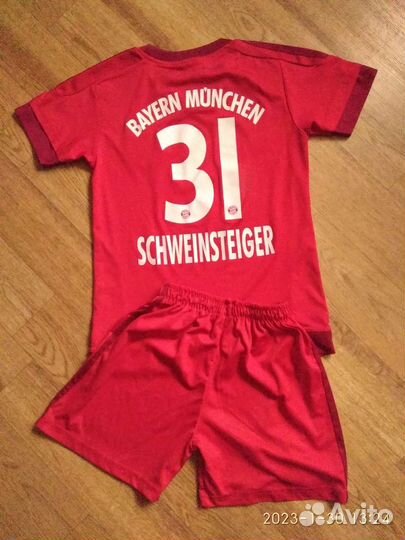 Футбольная форма и плавательные шорты 128