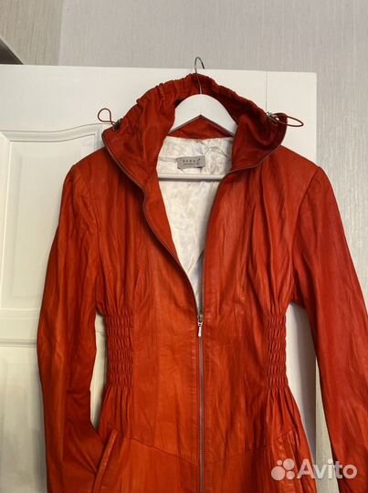 Плащ красный