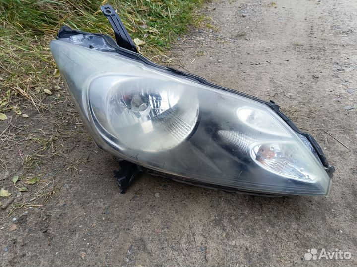 Фара передняя на Honda Freed