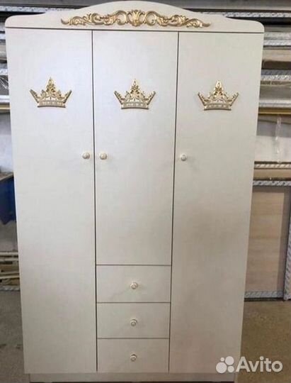 Шкаф детский трехстворчатый