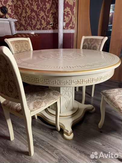 Кухонный стол и стулья