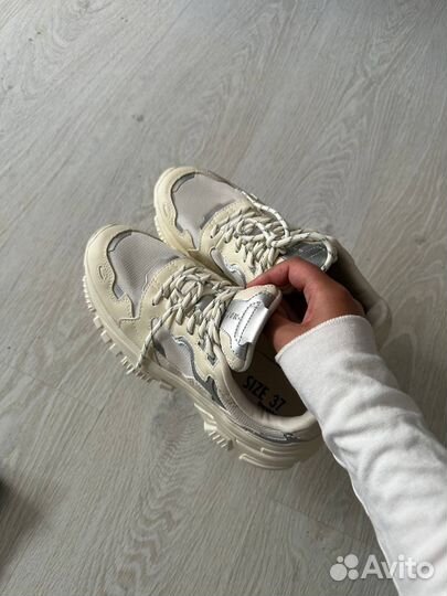 Кроссовки на высокой подошве